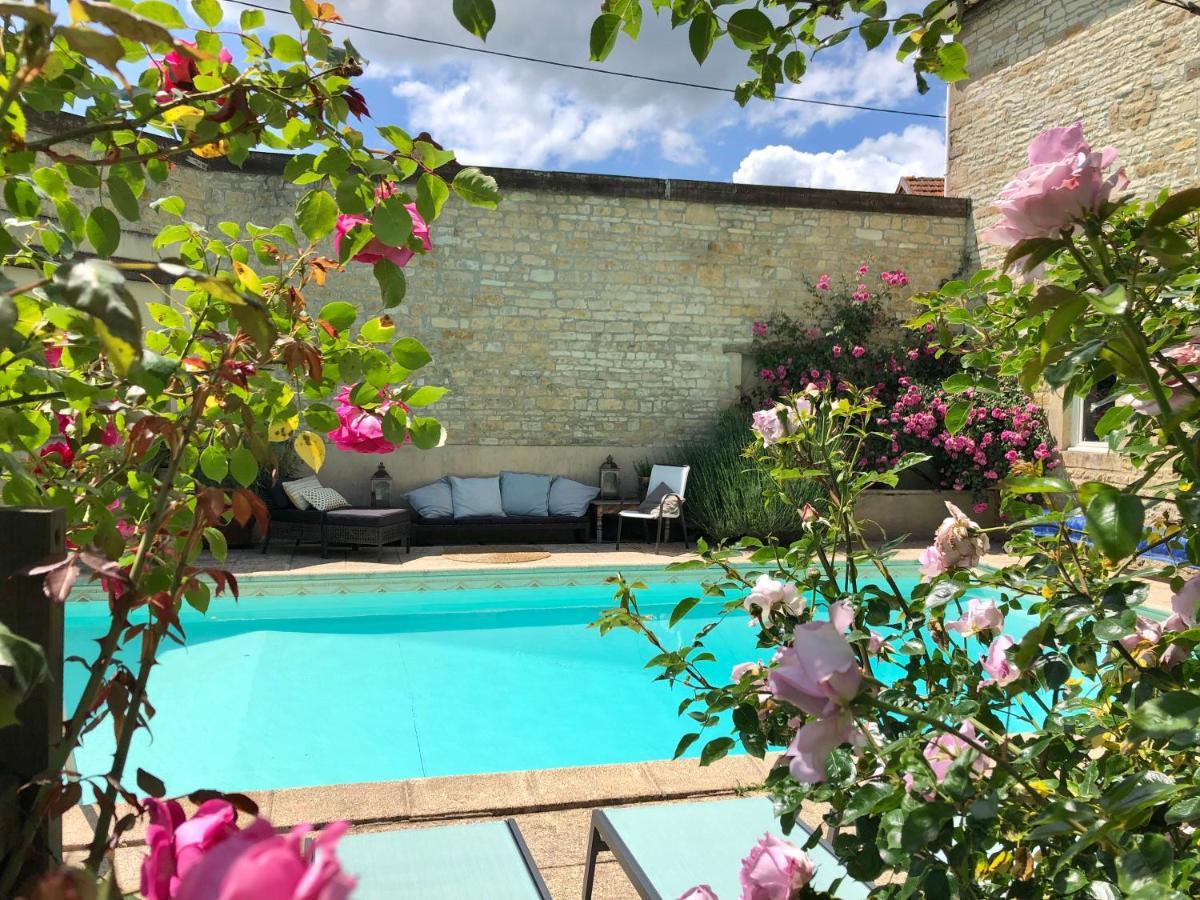 Bed and Breakfast La Cour Des Delices Gigny  Экстерьер фото