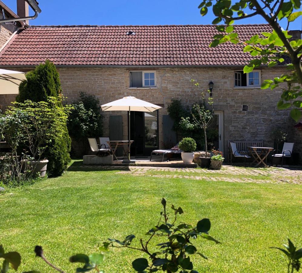 Bed and Breakfast La Cour Des Delices Gigny  Экстерьер фото
