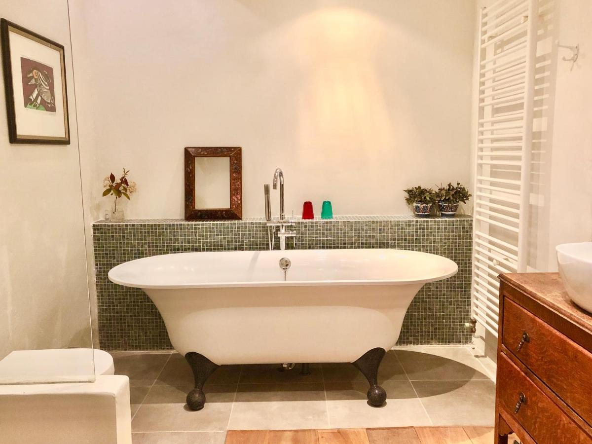 Bed and Breakfast La Cour Des Delices Gigny  Экстерьер фото