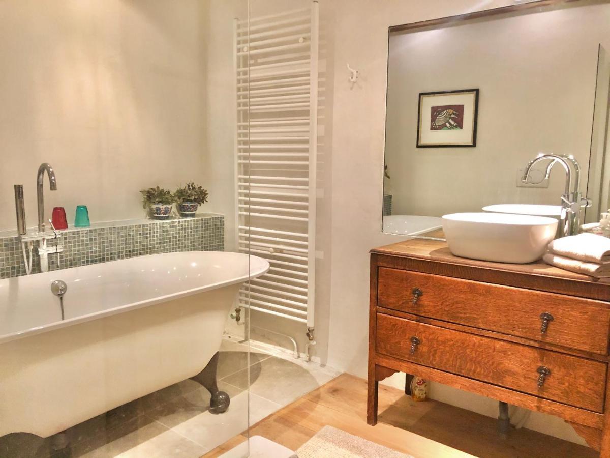 Bed and Breakfast La Cour Des Delices Gigny  Экстерьер фото