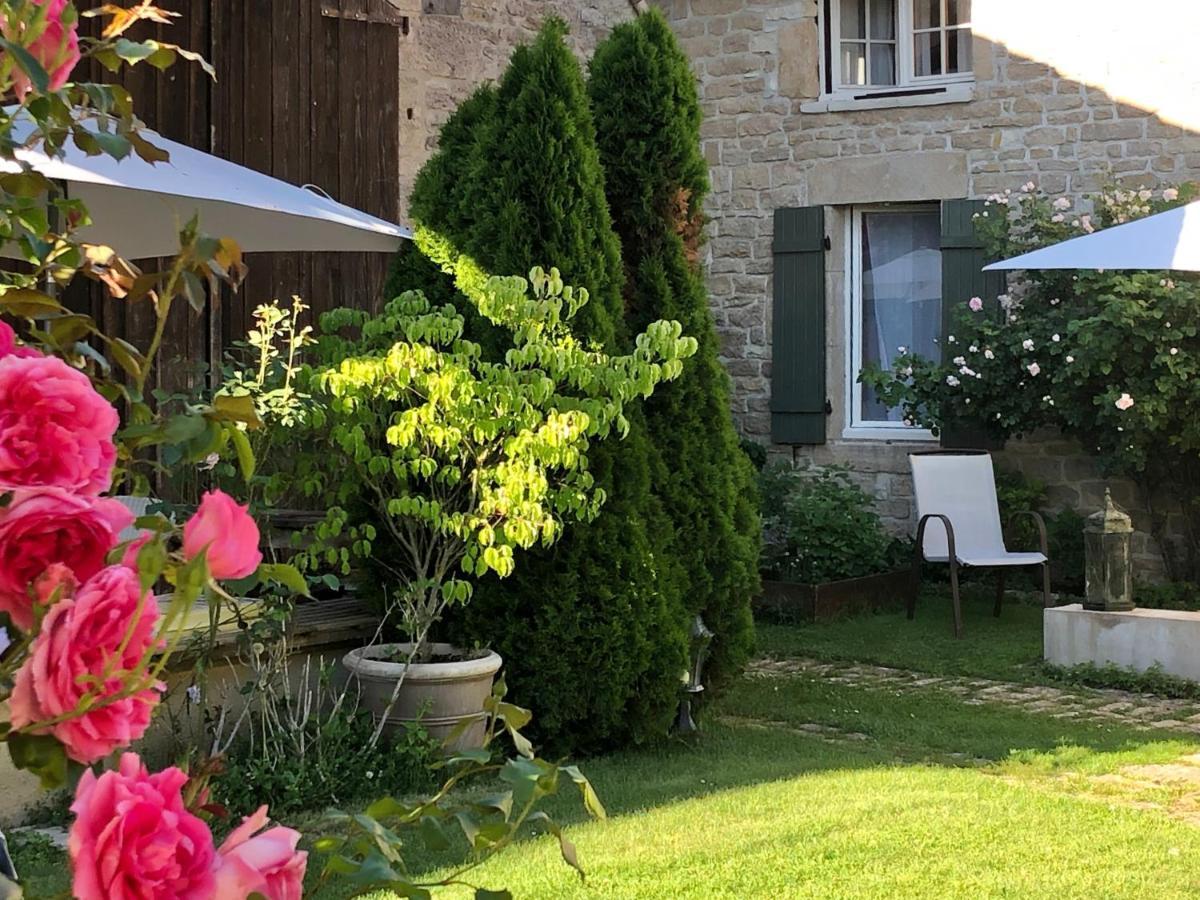 Bed and Breakfast La Cour Des Delices Gigny  Экстерьер фото