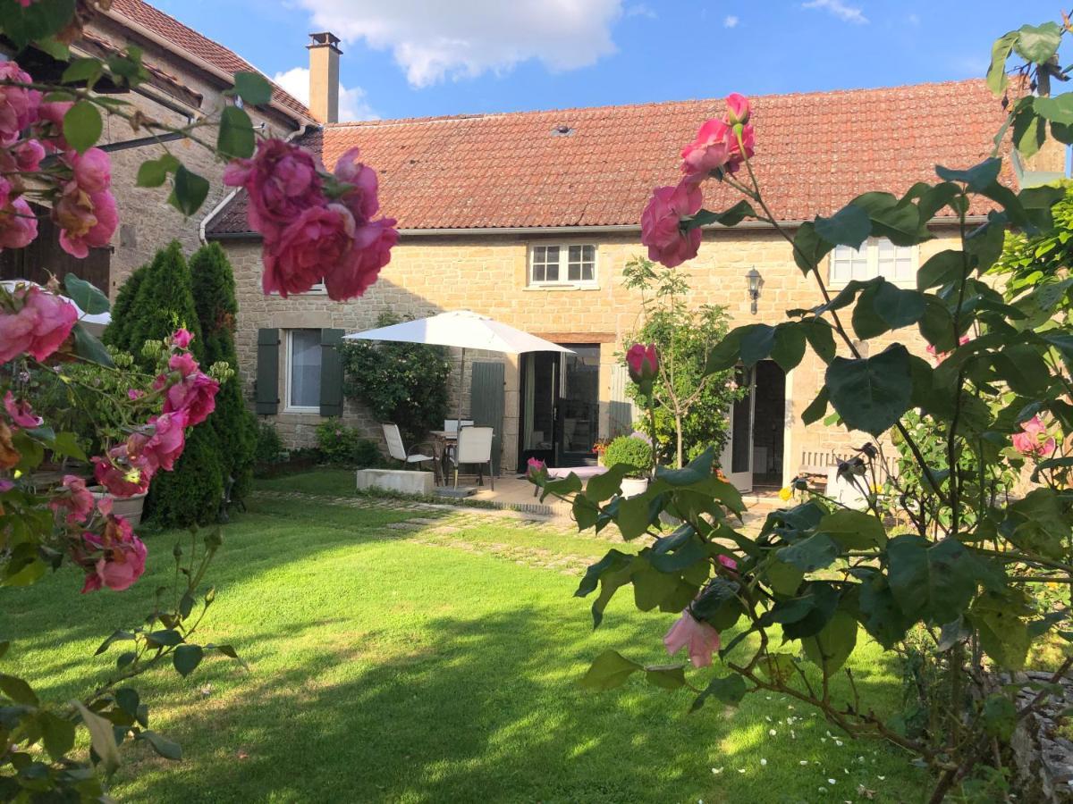 Bed and Breakfast La Cour Des Delices Gigny  Экстерьер фото