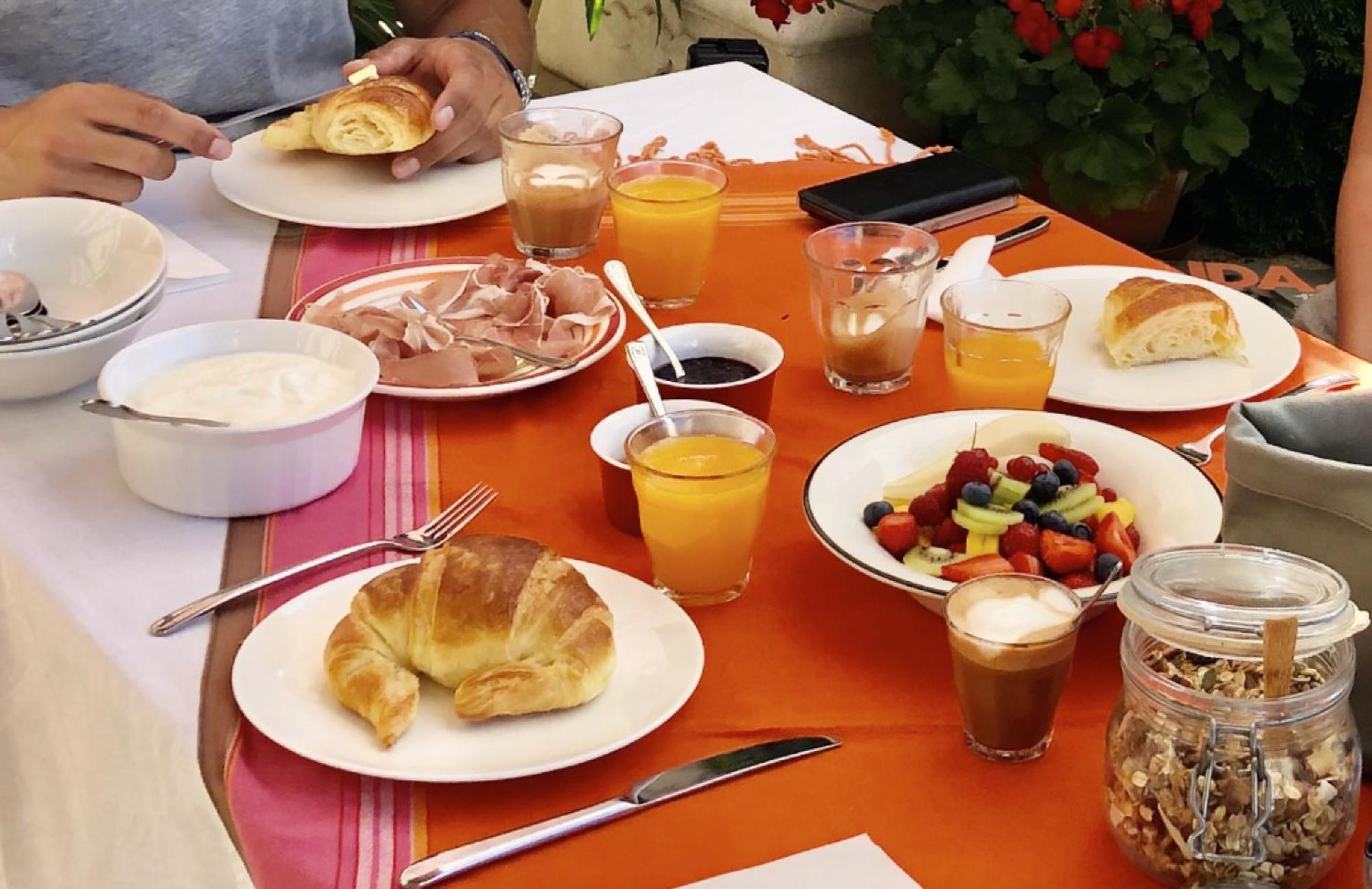 Bed and Breakfast La Cour Des Delices Gigny  Экстерьер фото