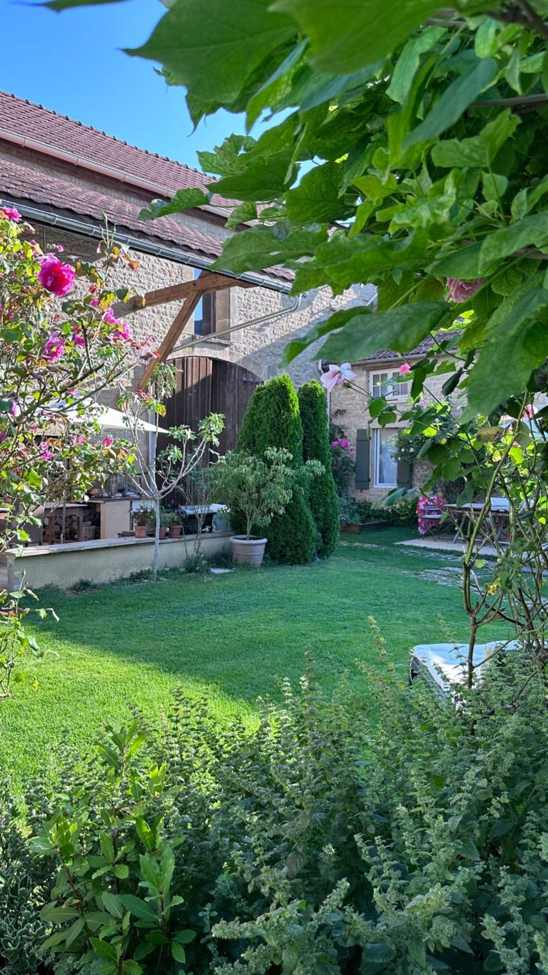 Bed and Breakfast La Cour Des Delices Gigny  Экстерьер фото