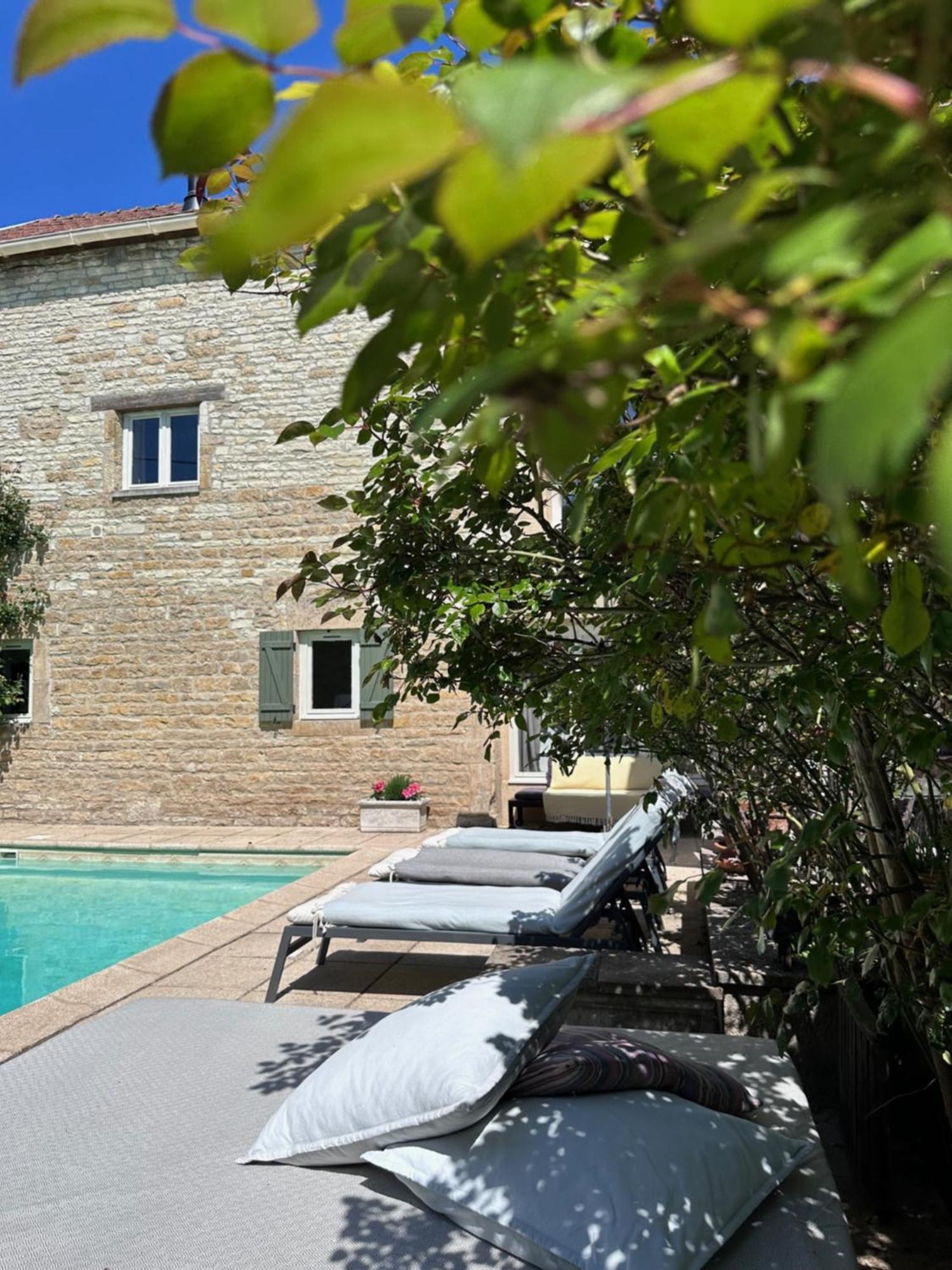 Bed and Breakfast La Cour Des Delices Gigny  Экстерьер фото