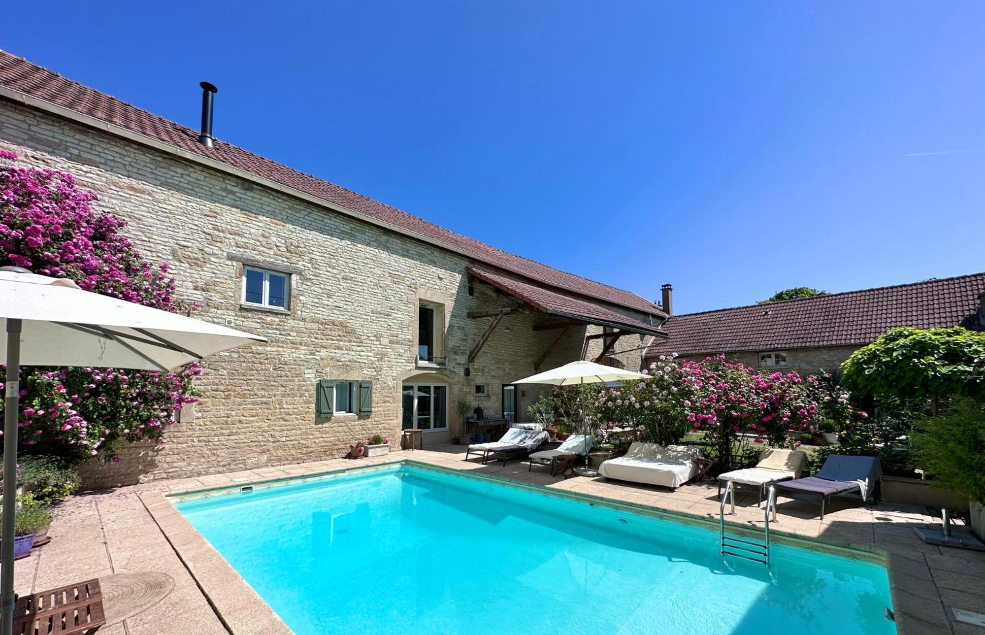 Bed and Breakfast La Cour Des Delices Gigny  Экстерьер фото
