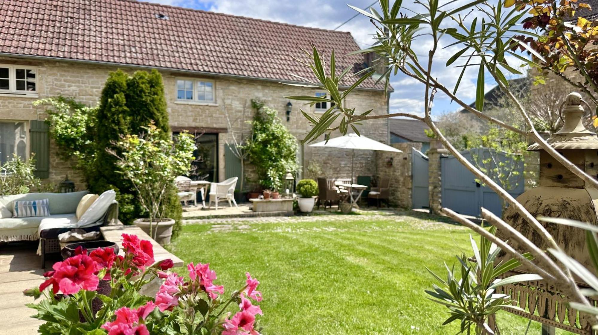 Bed and Breakfast La Cour Des Delices Gigny  Экстерьер фото
